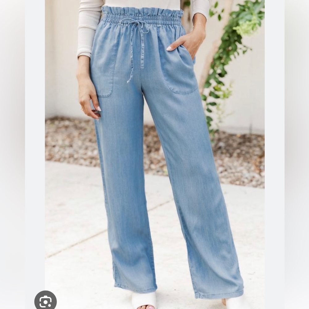 Brand new (without tags) wide leg pants, size small.